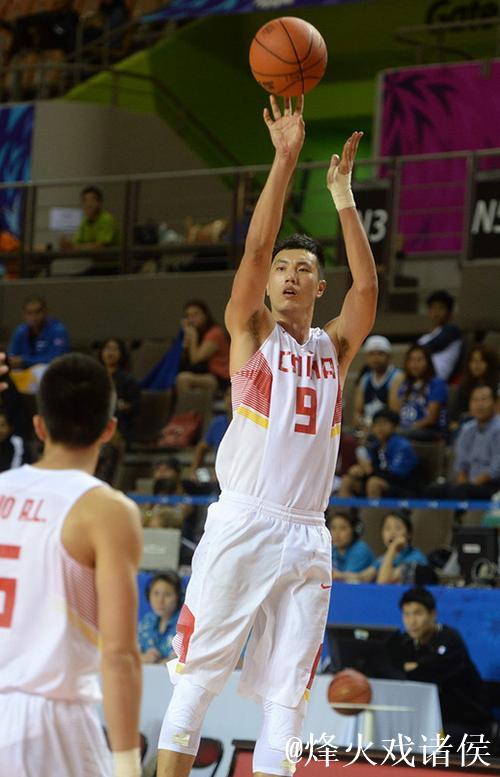 翟晓川全场出战18分钟，投篮3中1得到4分6篮板