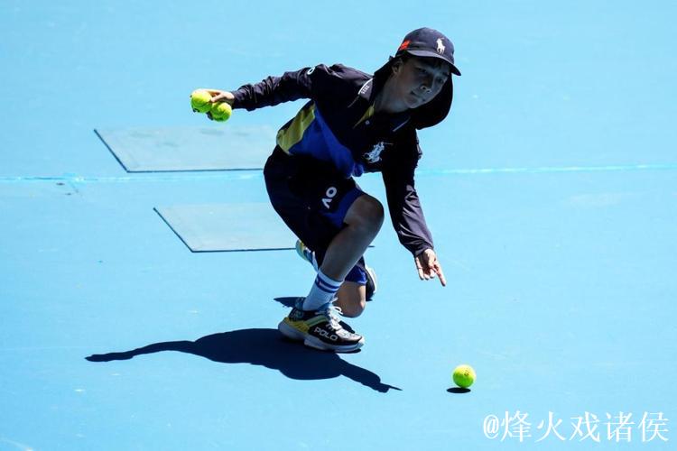 中网球童闪耀2025澳网 以专业诠释中国风采