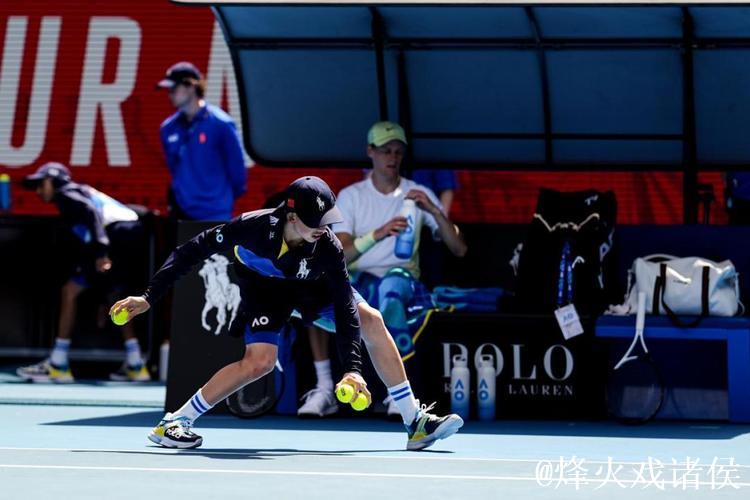 中网球童闪耀2025澳网 以专业诠释中国风采